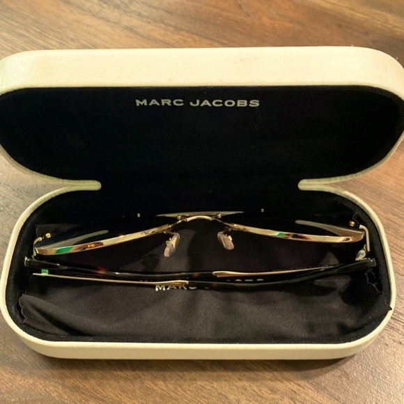 Marc Jacob's Gradient Aviator Sunglasses with case - Picture 4 of 6
